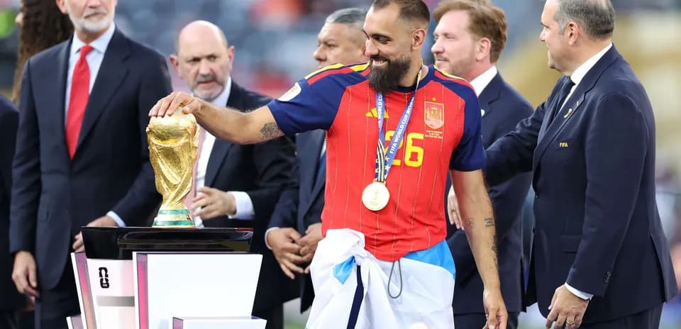Futbolchi kubokni olish marosimida ishtirok etmoqda