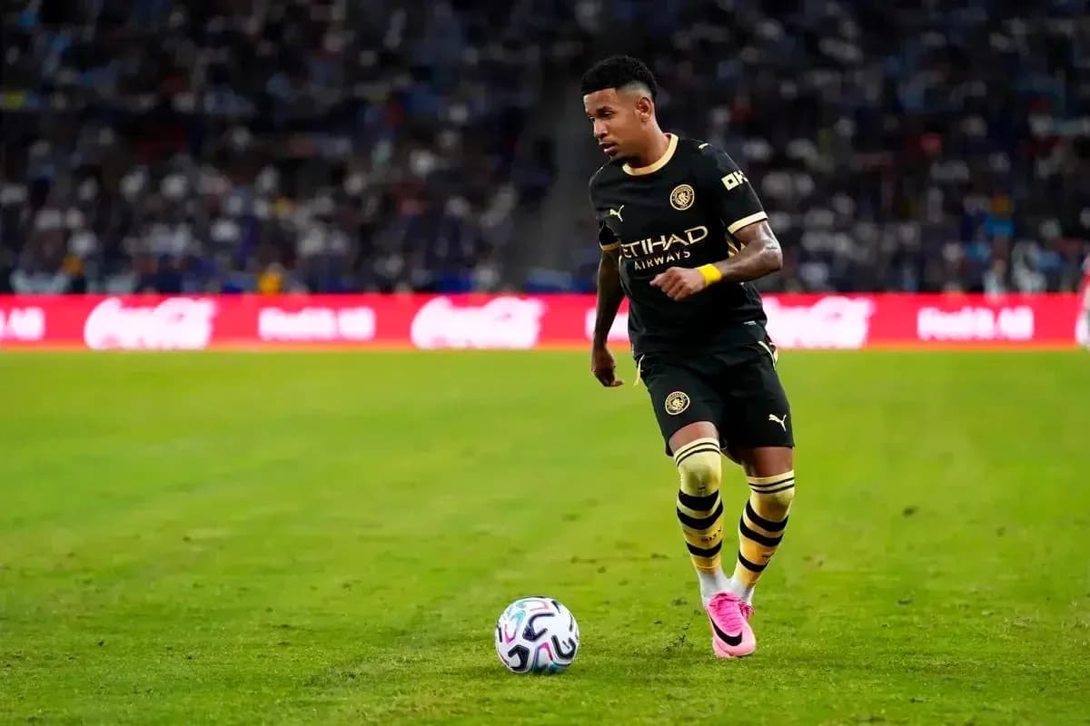 Futbolchi to'pni ushlamoqda, maydonda harakatda