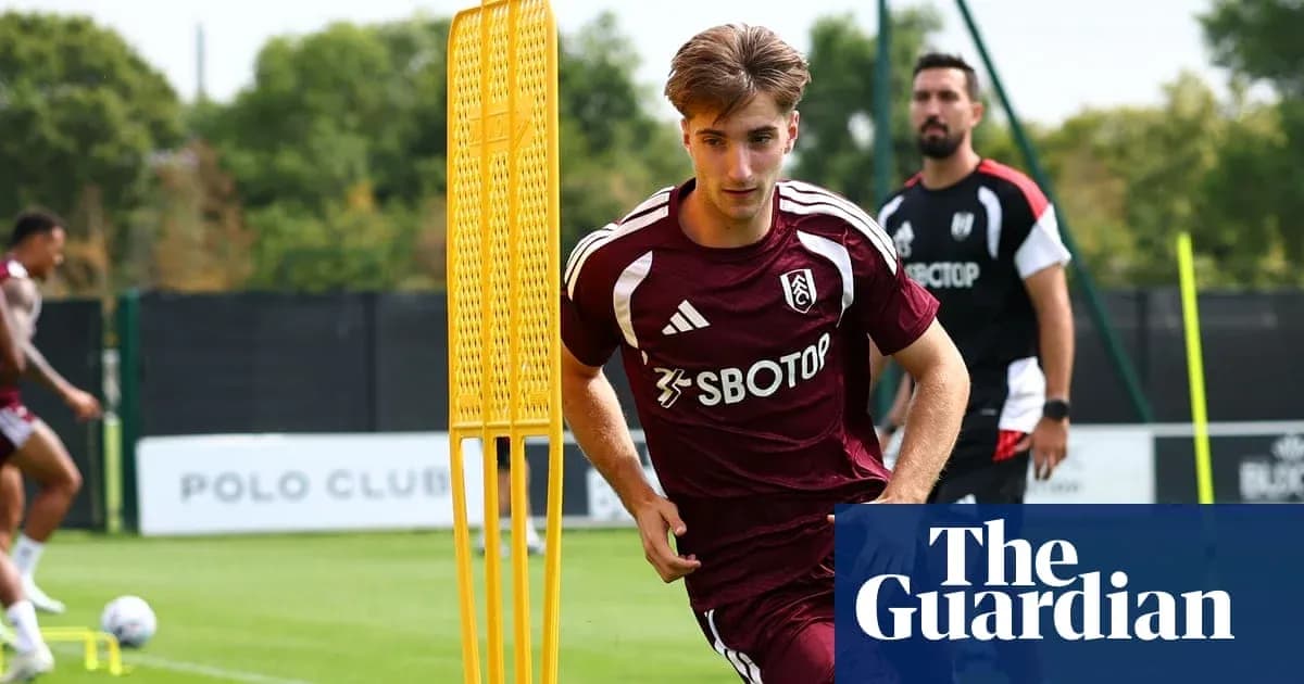 Futbolchi mashg'ulotda to'p bilan harakatda