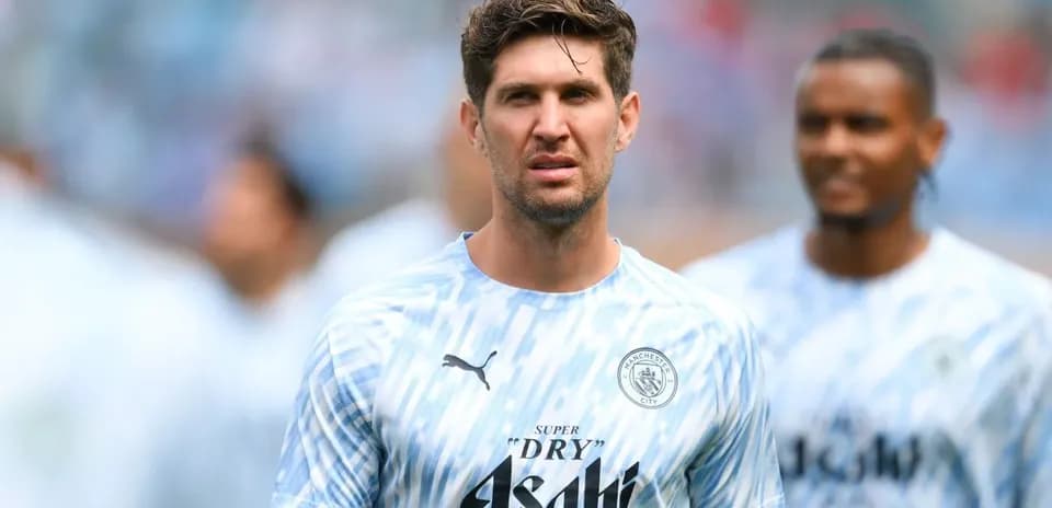Futbolchi maydonda jamoa formasi bilan