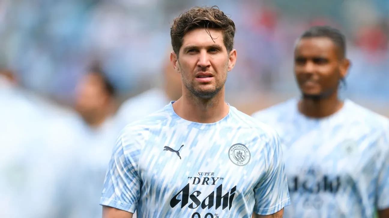 Futbolchi maydonda jamoa formasi bilan