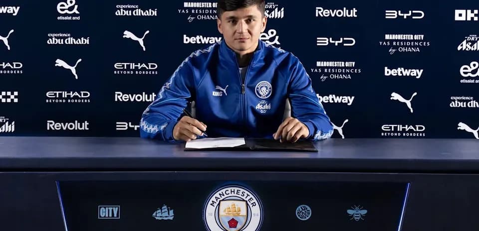 Yoshida signing contract at Manchester City press conference