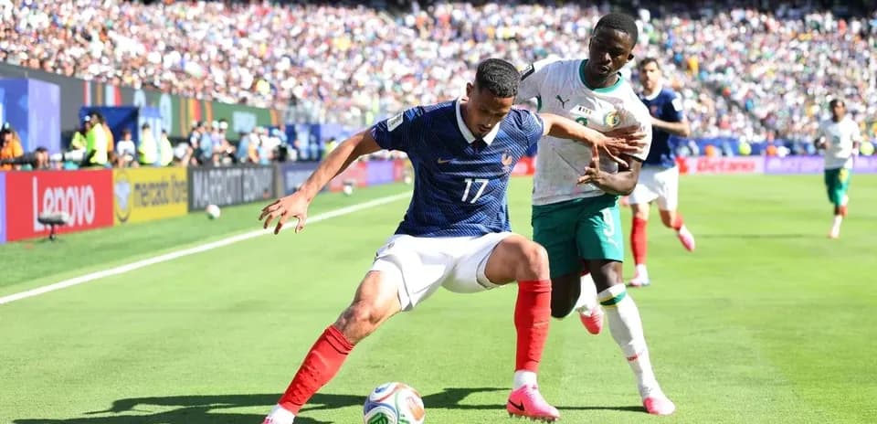 Fransiya va Senegaldan o'yinchilar to'pni nazorat qilmoqda