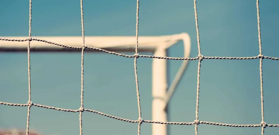 Futbol darvozasi to'rining yaqin plani