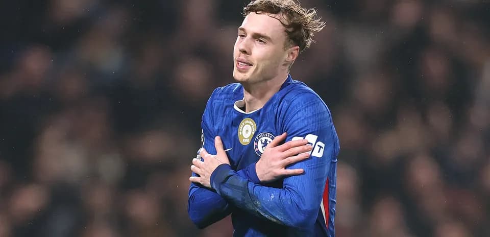 Futbolchi Chelsea formasi bilan maydonda