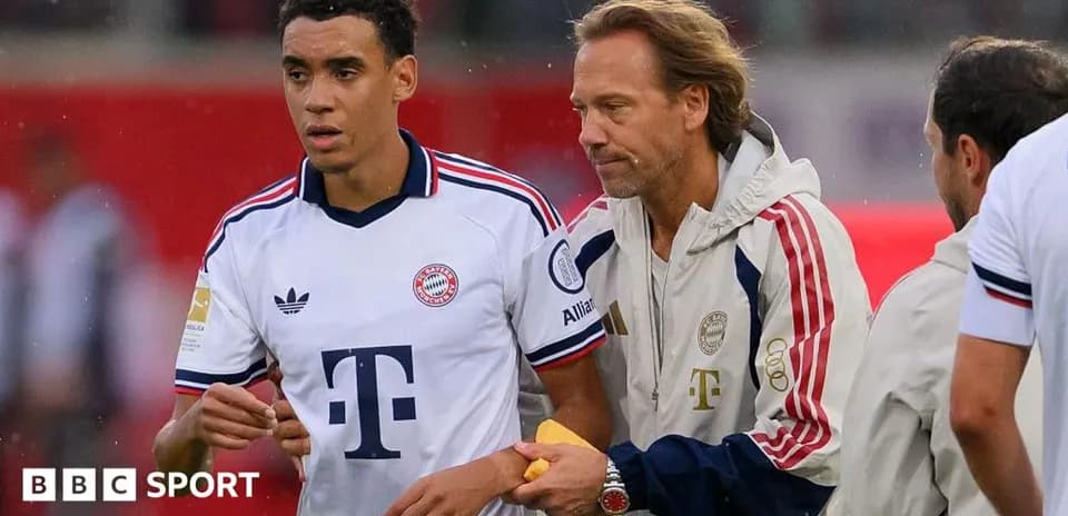 Bayern Munich player receiving guidance from coach
