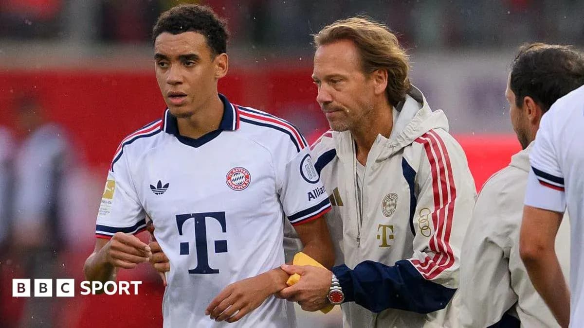 Bayern Munich player receiving guidance from coach