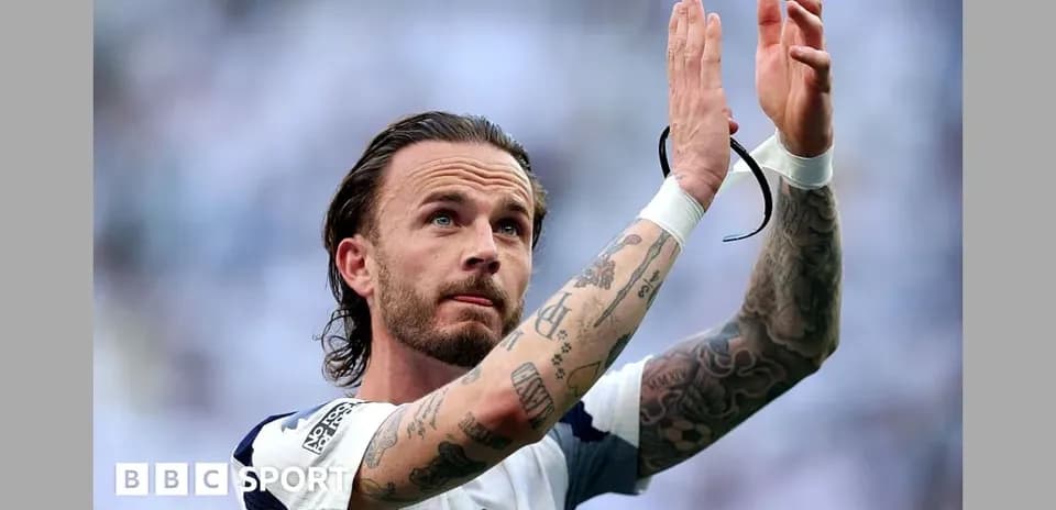 Futbolchi maydonda muxlislarga qo'l silkitmoqda