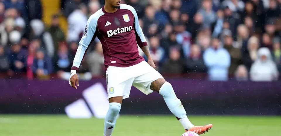 O'yinchi to'pni nazorat qilmoqda, Aston Villa maydonida