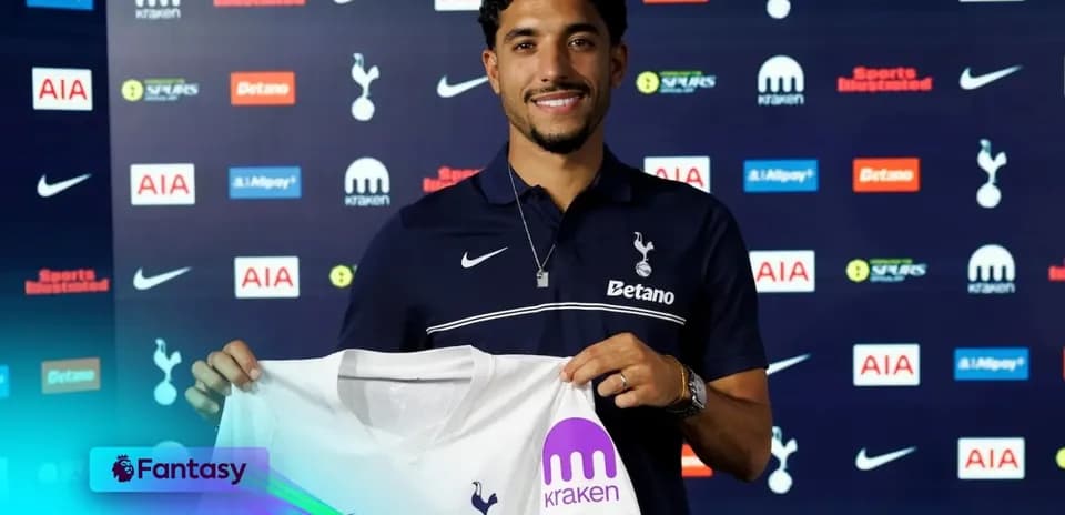 Futbolchi yangi forma bilan matbuot anjumanida