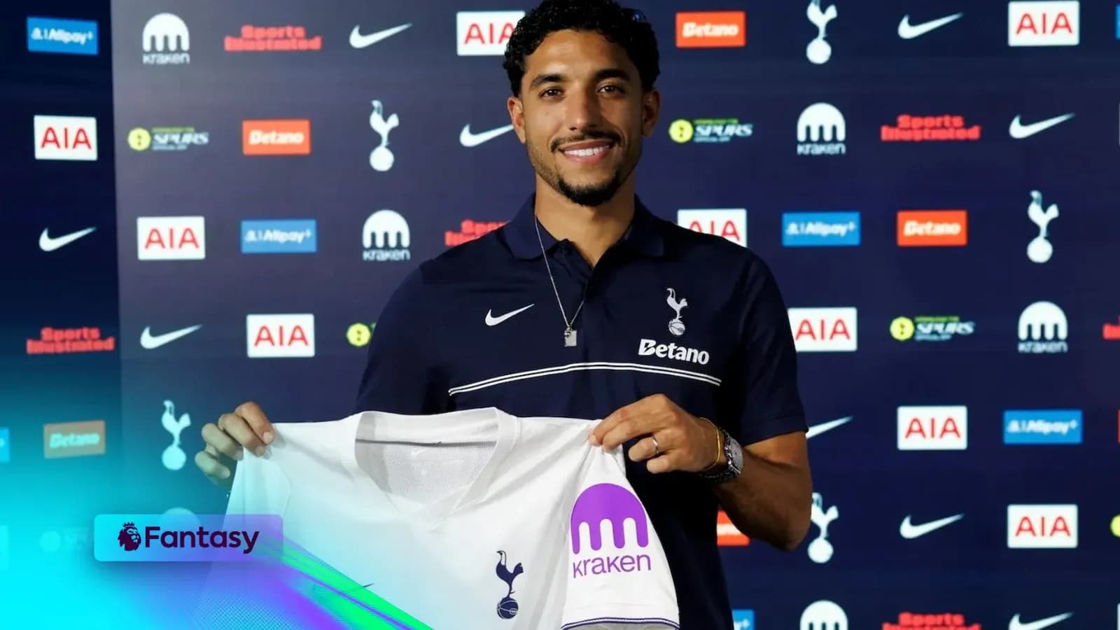 Futbolchi yangi forma bilan matbuot anjumanida