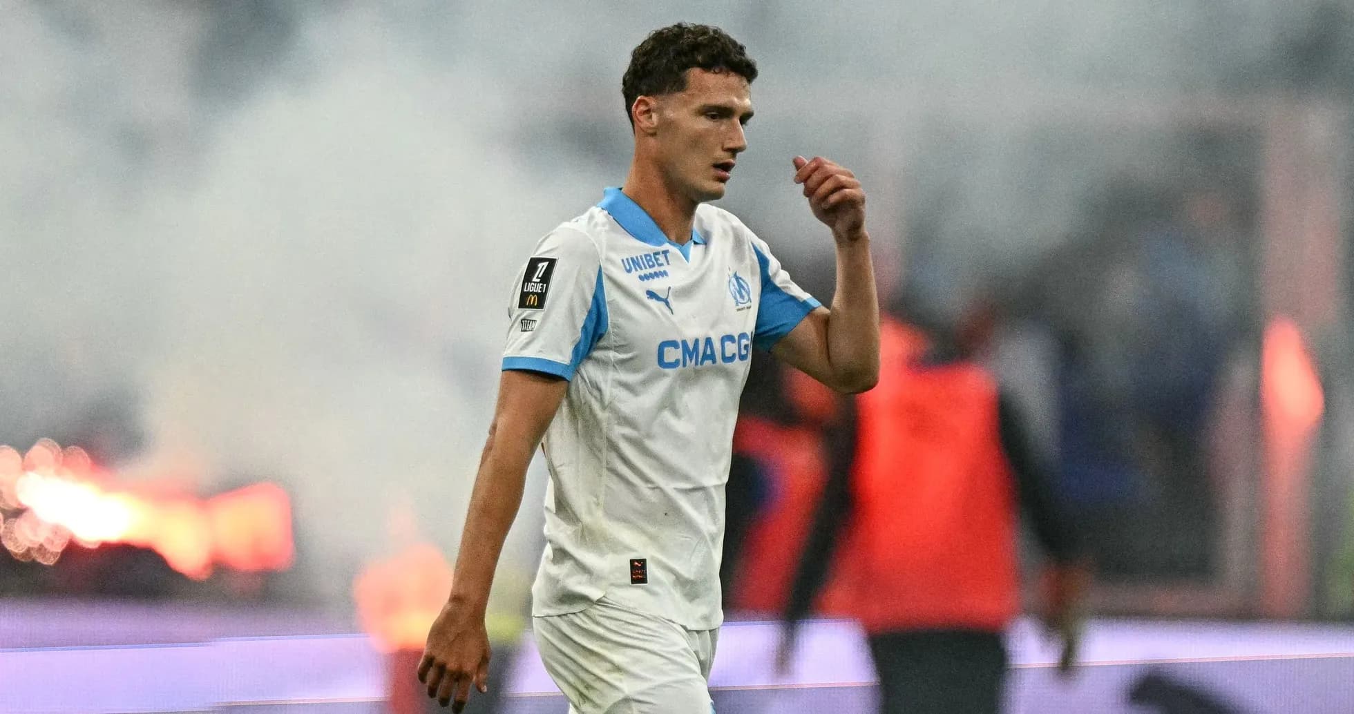 Futbolchi maydondan chiqib ketmoqda