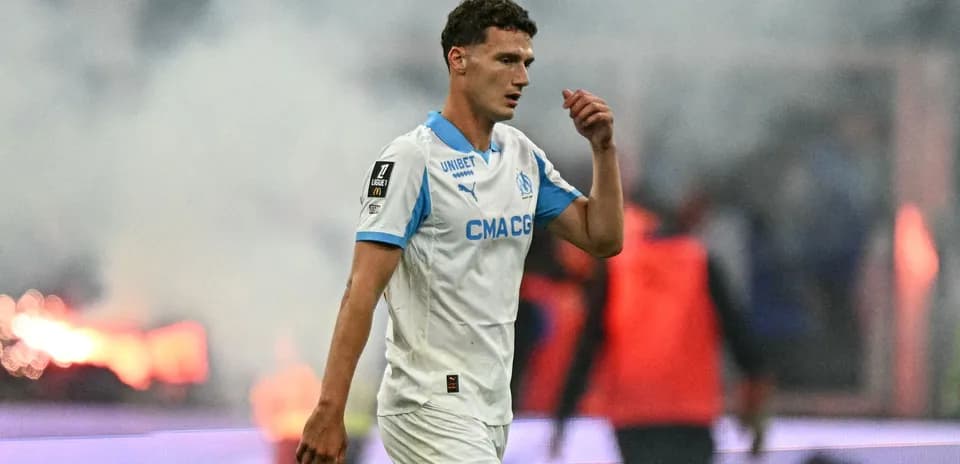 Futbolchi maydondan chiqib ketmoqda
