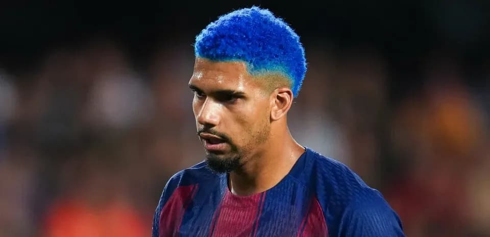 Futbolchi o'yinida ko'k sochli futbolchi