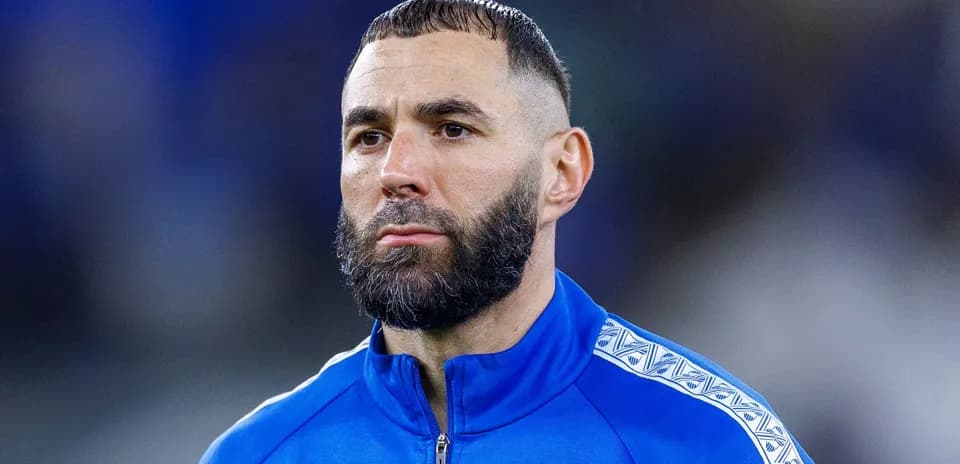 Futbolchi ko'k formada maydonga tayyorlanmoqda