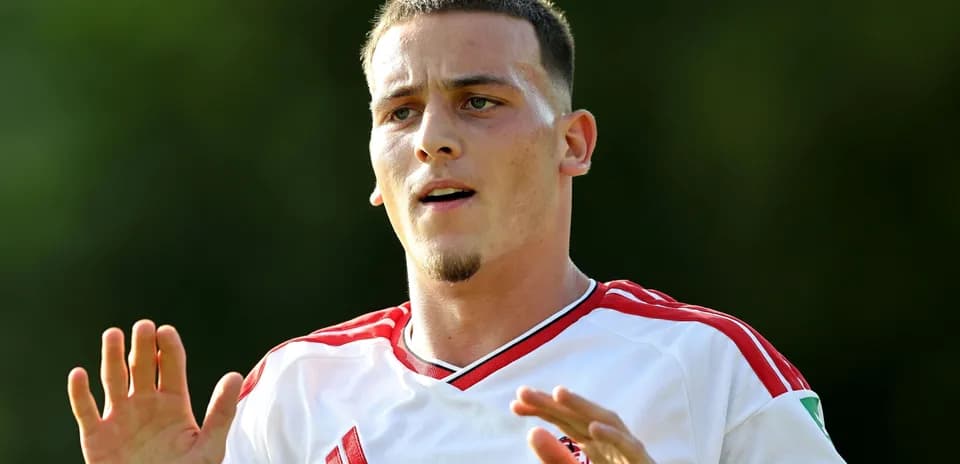 Futbolchi o'yin davomida qo'llarini ko'taradi