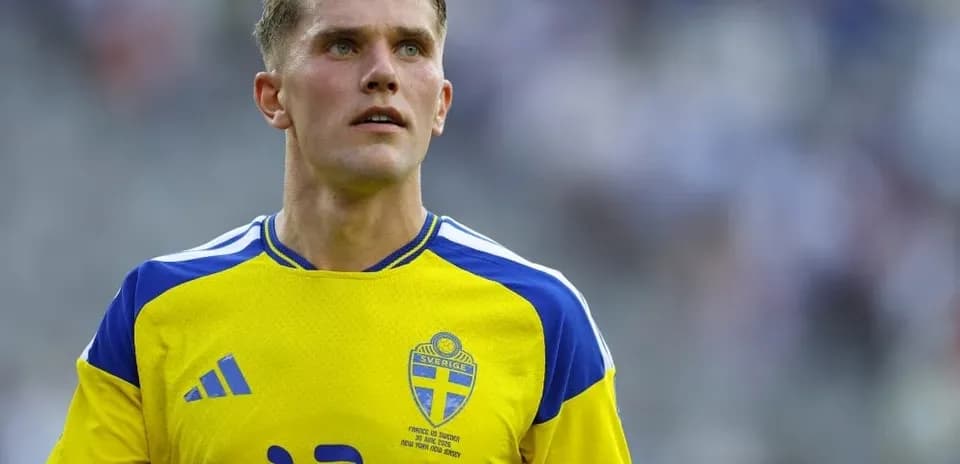 Futbolchi o'yin maydonida Swediyaning libosida