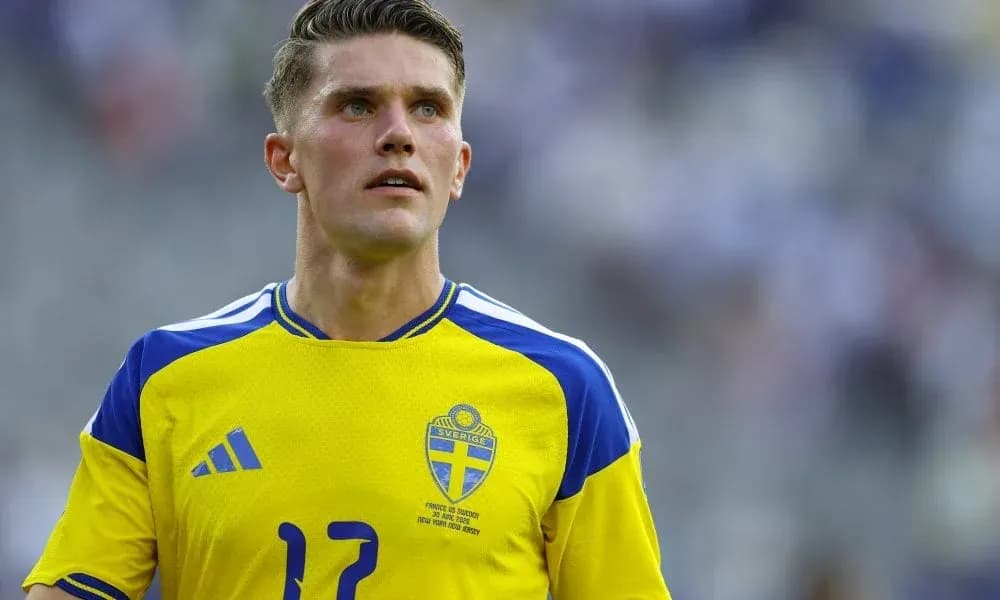 Futbolchi o'yin maydonida Swediyaning libosida