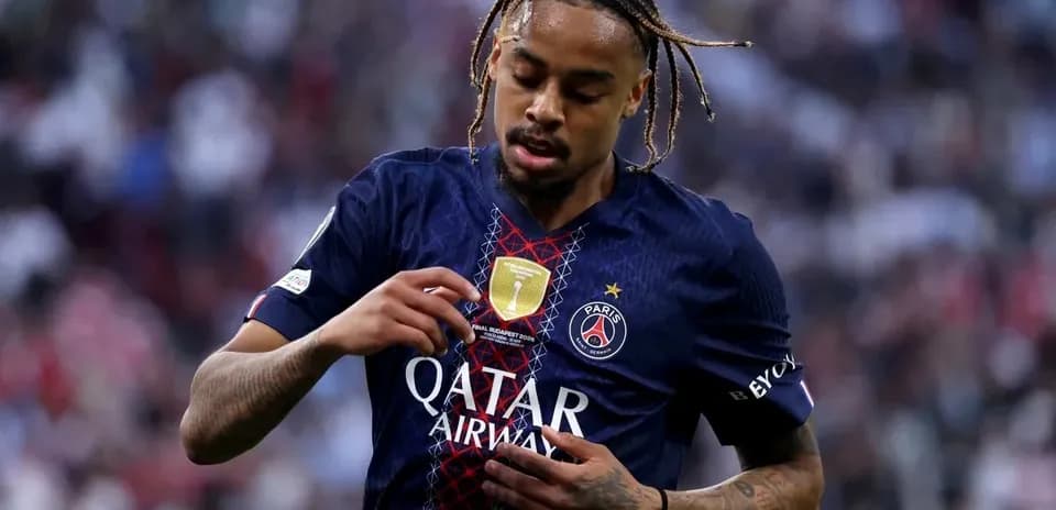 Futbolchi PSG formasida o'yin maydonida