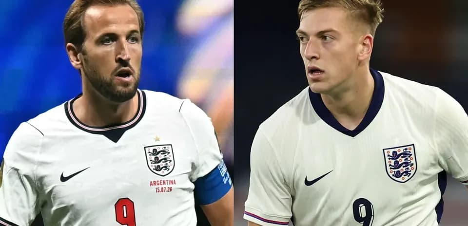 Ikkita futbolchi Angliya formasida harakatda