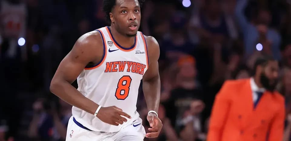 O'yinchi New York Knicks formasi bilan maydonda yugurmoqda