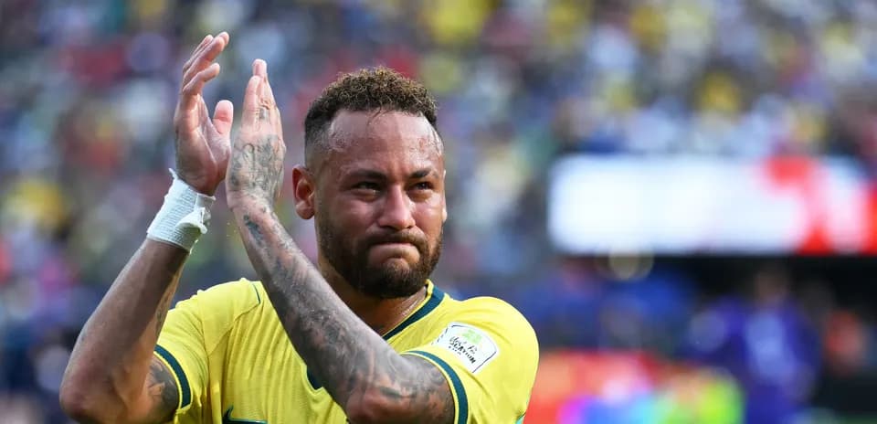Futbolchi Neymar Braziliya jamoasiga qo'shilib, qo'l silkitmoqda