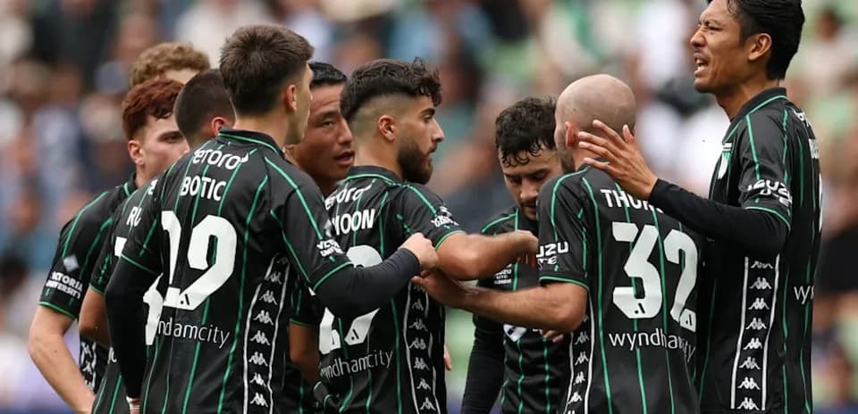 Futbolchilar bir-biriga qo'l berishmoqda