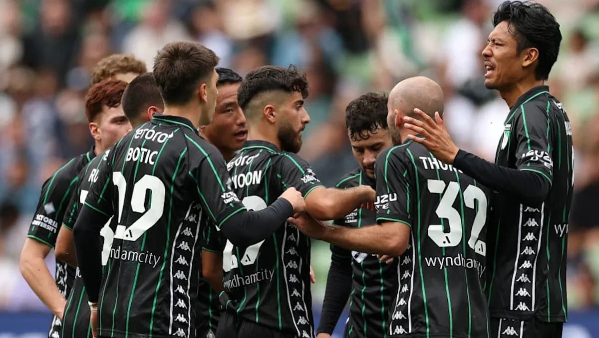 Futbolchilar bir-biriga qo'l berishmoqda