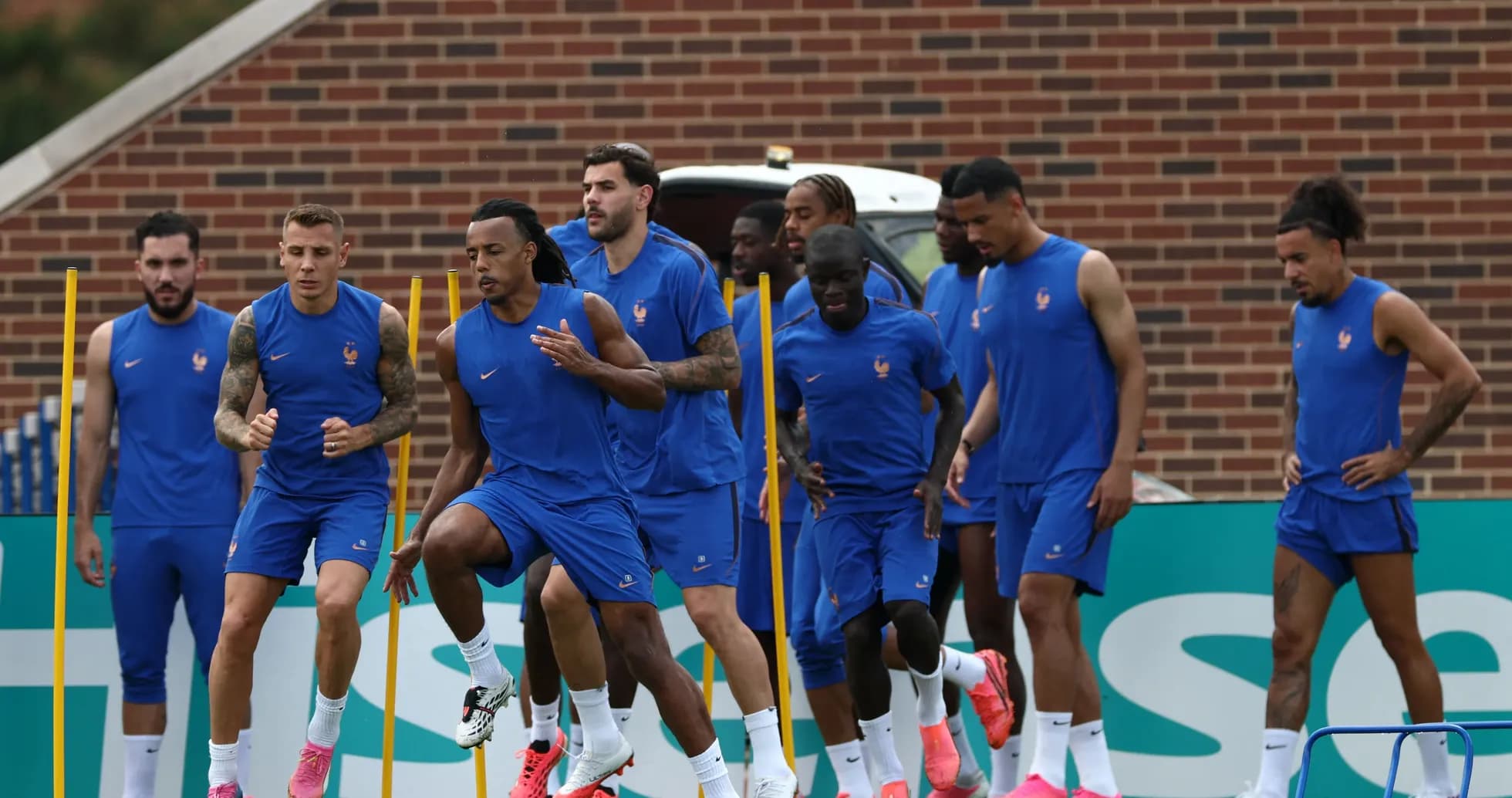 Fransiya futbolchilari treningda mashg'ulot o'tmoqda