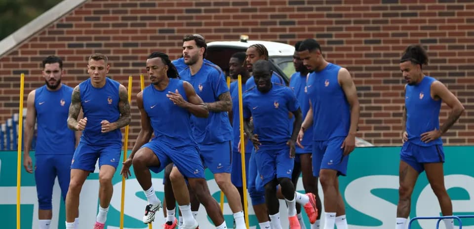 Fransiya futbolchilari treningda mashg'ulot o'tmoqda