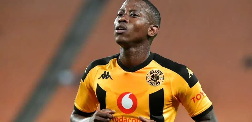 Futbolchi KAIZER CHIEFS formasi bilan maydonda