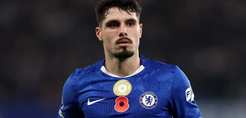 Futbolchi Chelsea formasi kiygan o'yinchi