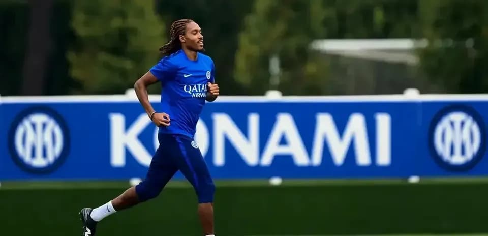 Futbolchi maydonida yugurayotgan o'yinchi