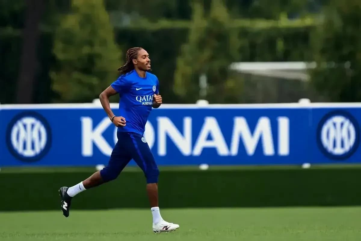 Futbolchi maydonida yugurayotgan o'yinchi