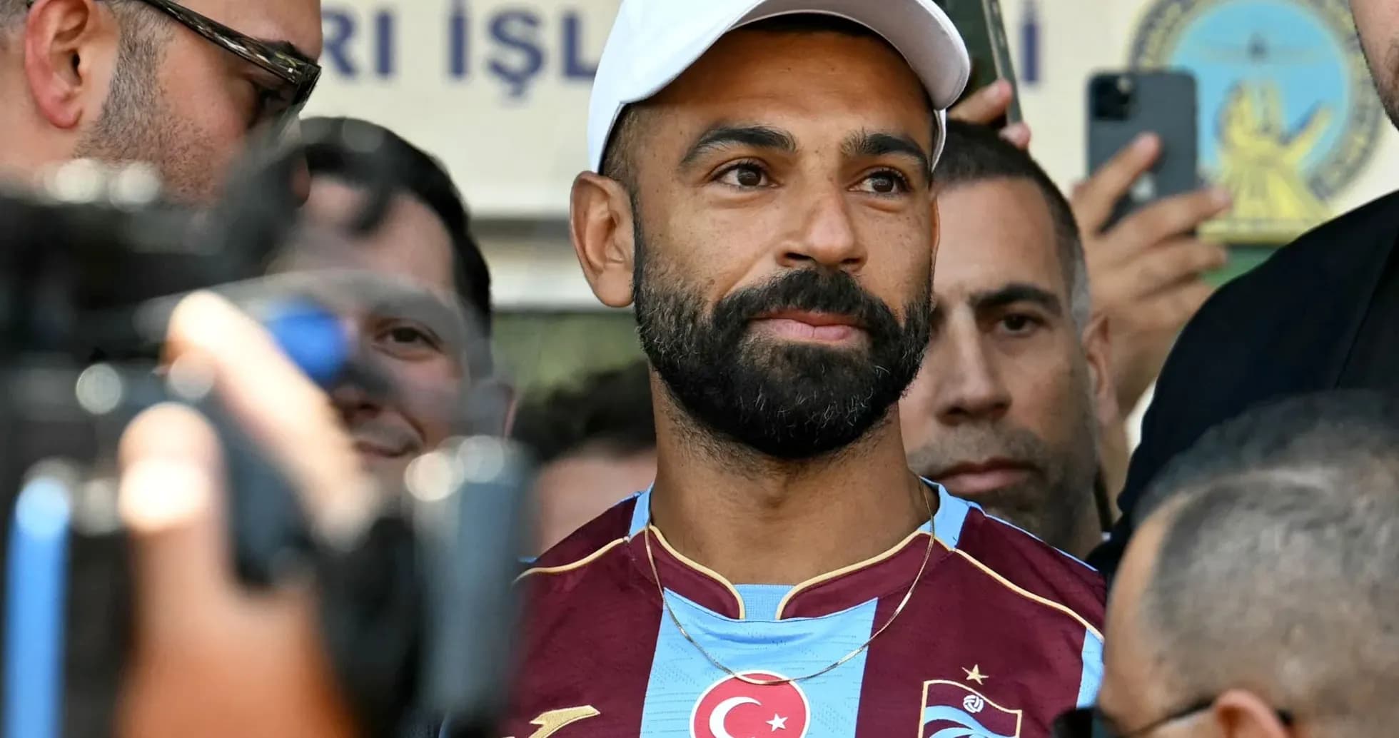 Futbolchi muxlislar orasida intervyu berayotgan
