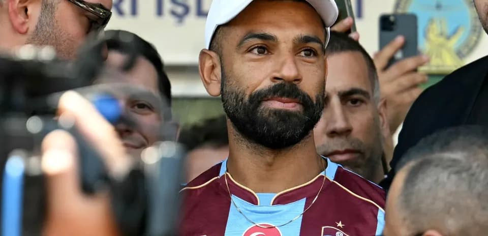 Futbolchi muxlislar orasida intervyu berayotgan