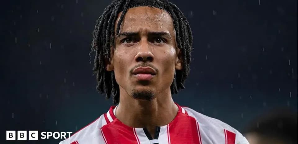 Futbolchi Brentford formasida yog'dirda turibdi