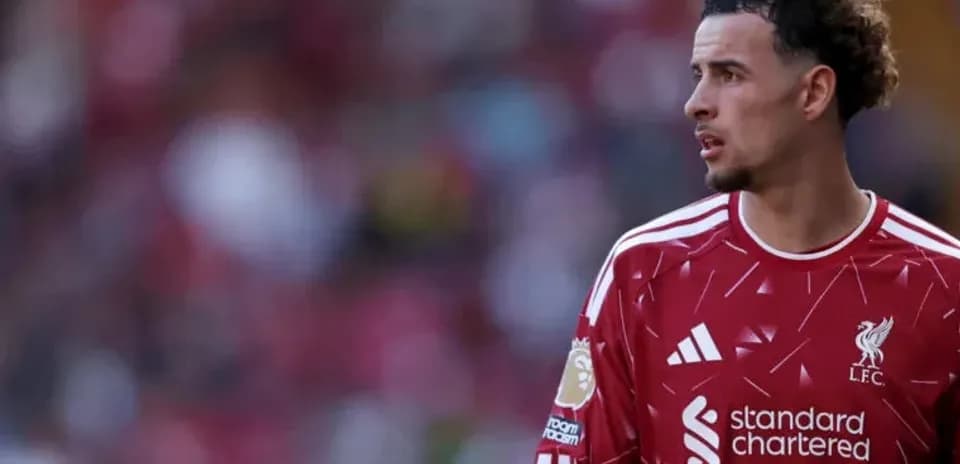 Futbolchi maydonda Liverpool formasida turibdi