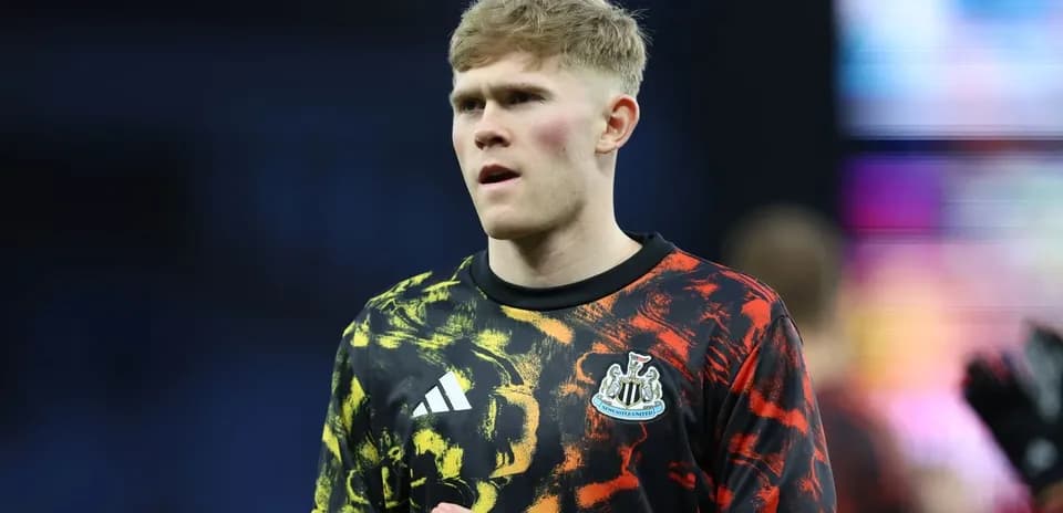 Futbolchi Newcastle United formasi bilan maydonda