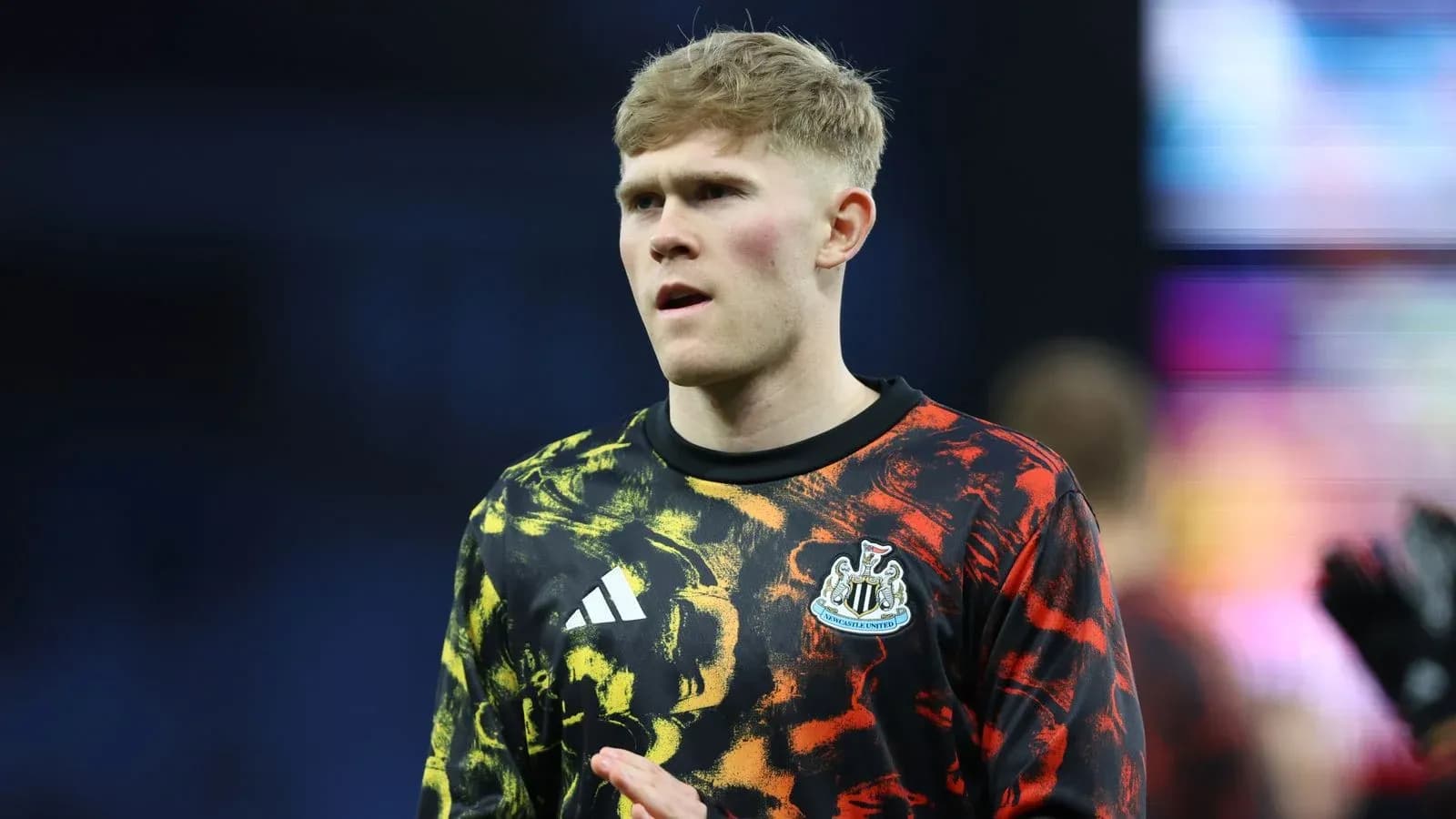Futbolchi Newcastle United formasi bilan maydonda