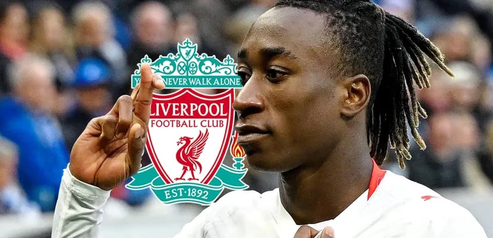 Futbolchi Liverpool logosi bilan g'oyib bo'layotgan