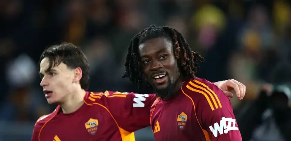 Ikkita futbolchi Roma formasi kiyib turibdi