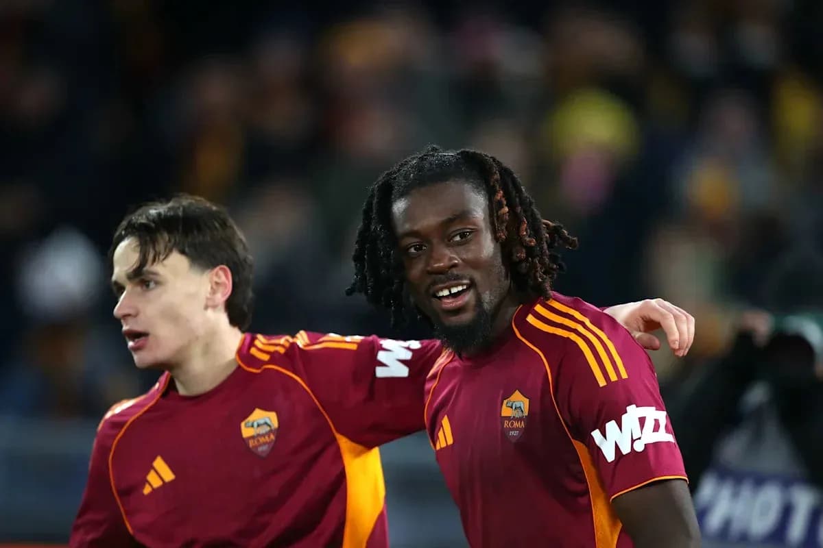 Ikkita futbolchi Roma formasi kiyib turibdi