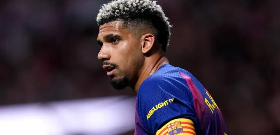 Futbolchi Ronal'do Araujo maydonda harakatda