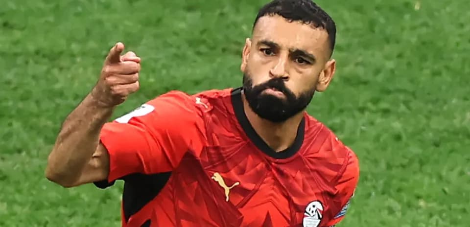 Futbolchi goli urishdan keyin nishonlayapti