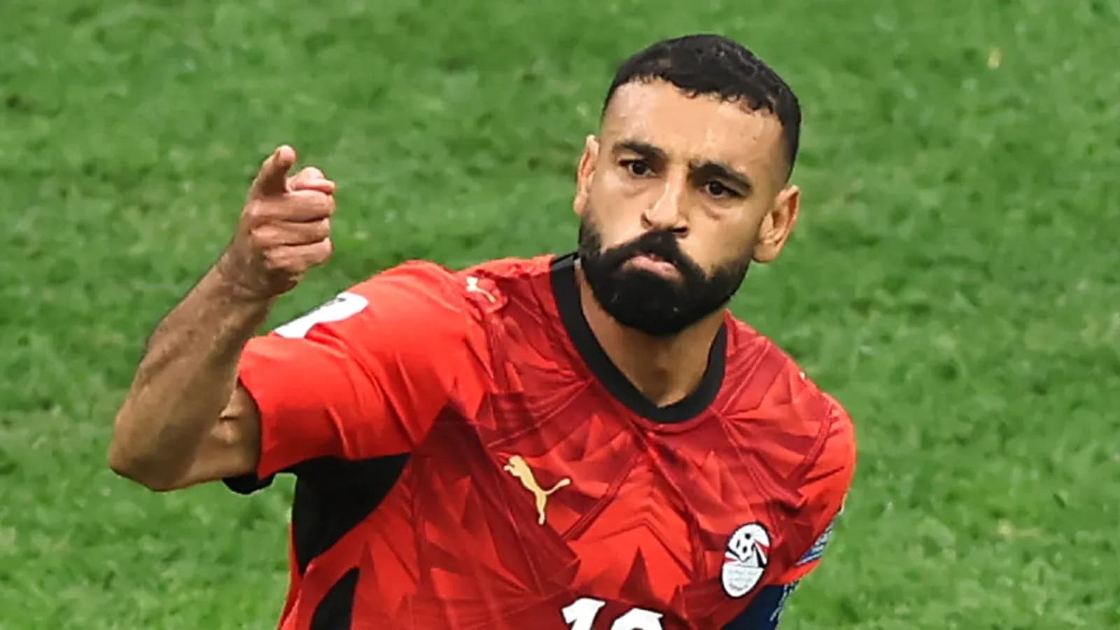 Futbolchi goli urishdan keyin nishonlayapti