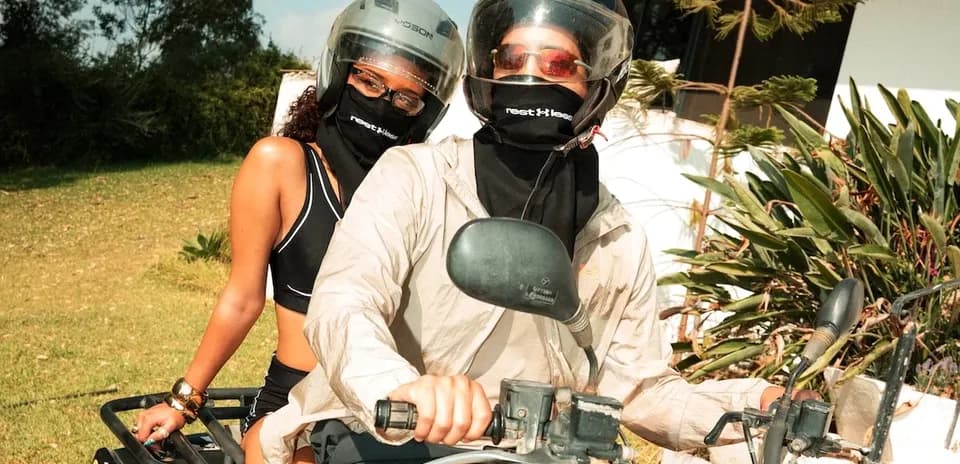 Ikkita odam mototsiklda, xavfsizlik qalpoqlari bilan
