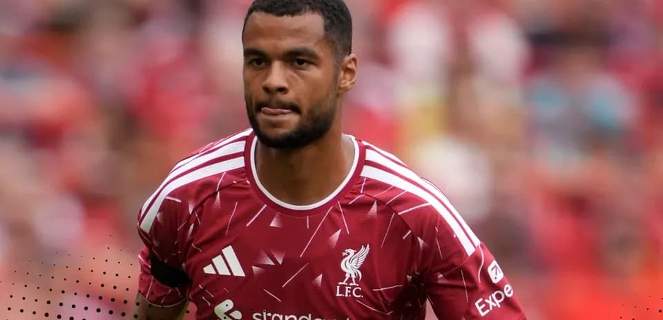 Futbolchi o'yin maydonida qizil formada