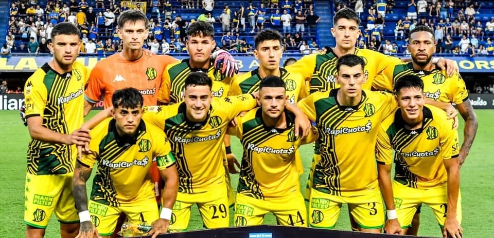 Futbol jamoasi sahnada turib suratga tushmoqda