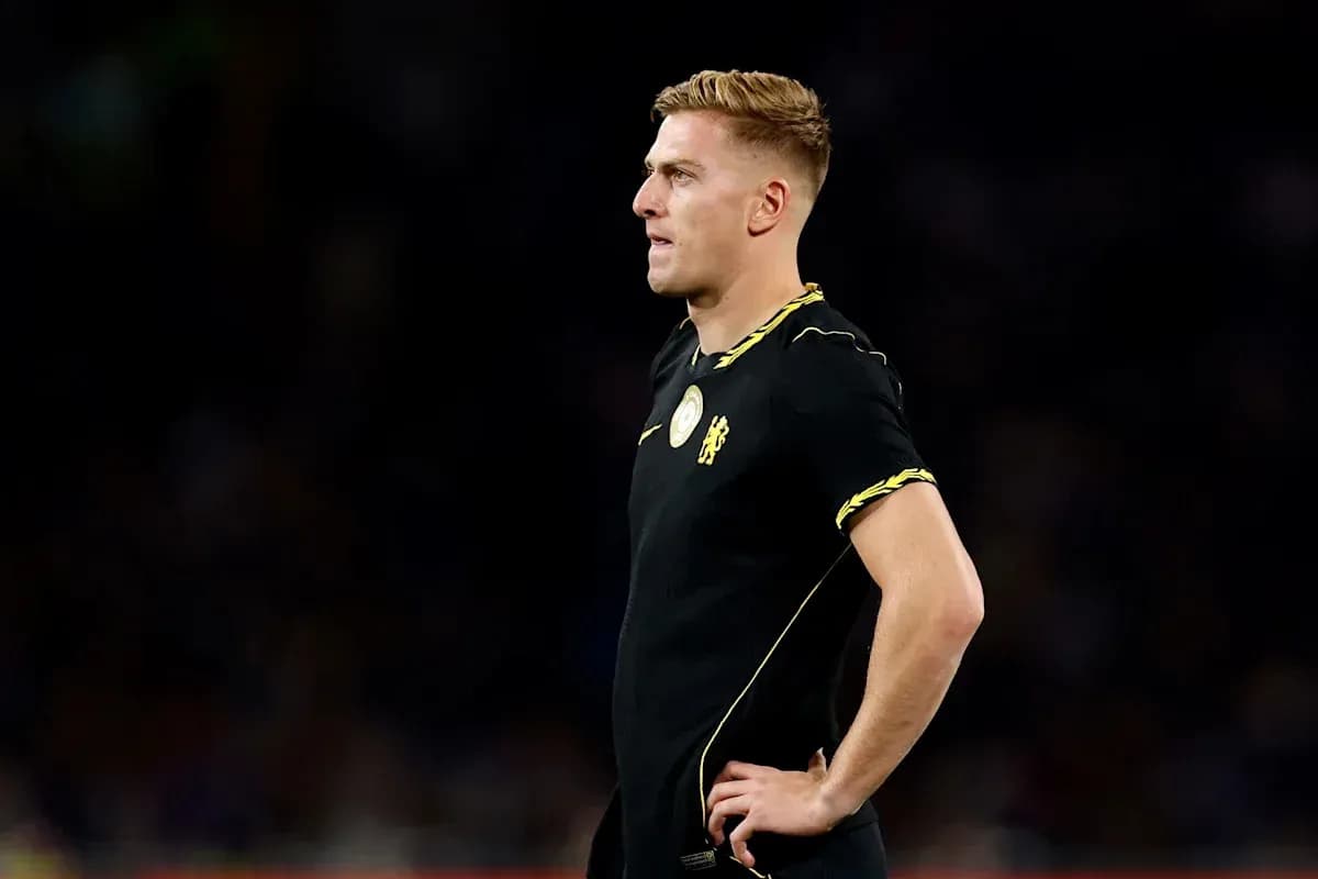 Futbolchi o'yinda tayyor turibdi